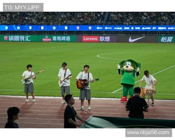 街头偶遇足球明星瞬间捕捉与球迷互动的温馨时刻视频分享